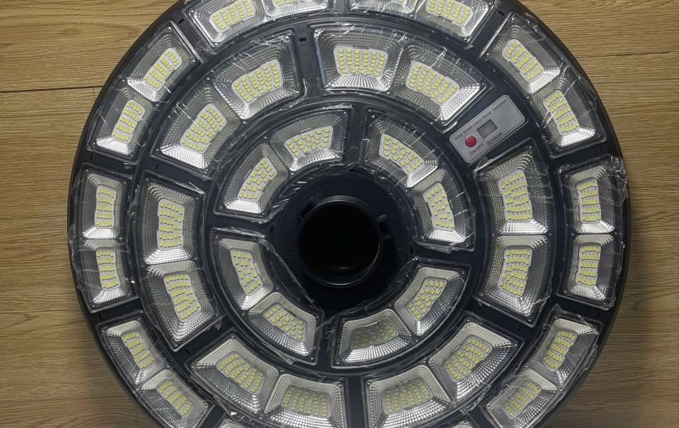 ĐÈN UFO 1000W 20 KHOANG SÁNG TRẮNG