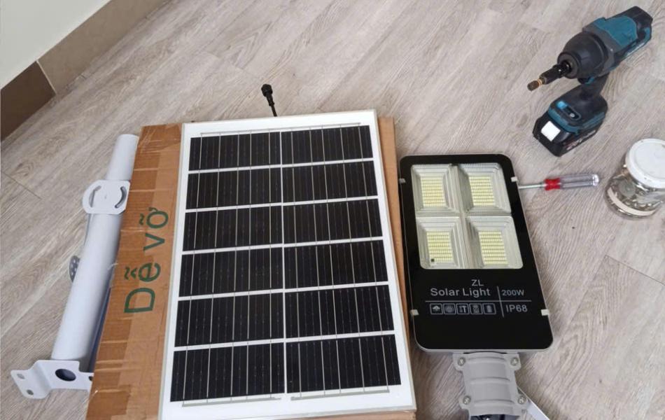 ĐÈN BÀN CHẢI 200W SÁNG TRẮNG