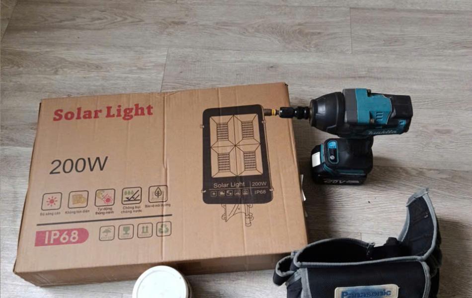 ĐÈN BÀN CHẢI 200W SÁNG TRẮNG