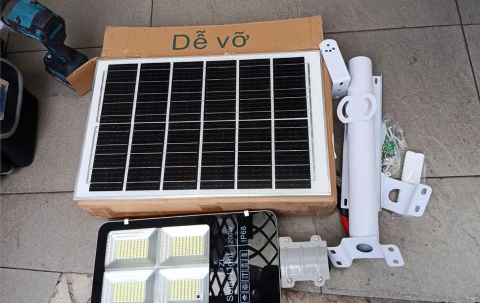 ĐÈN BÀN CHẢI 200W SÁNG TRẮNG