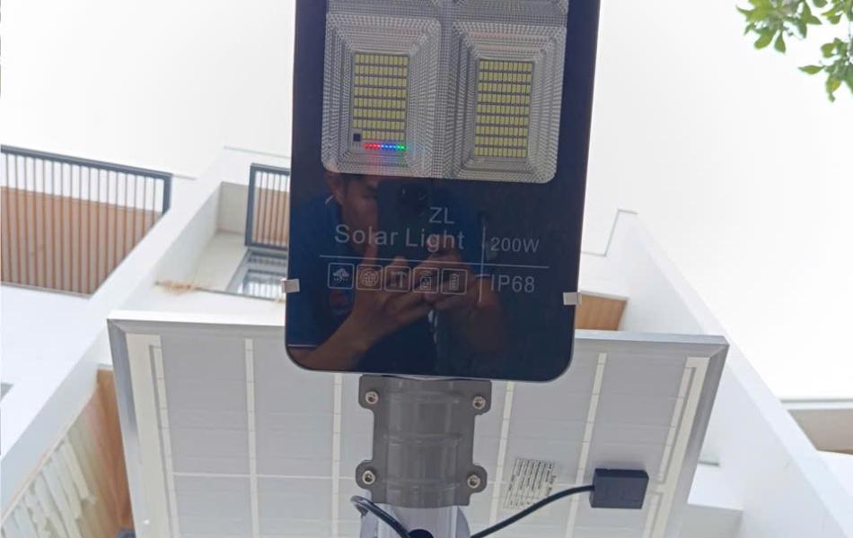 ĐÈN BÀN CHẢI 200W SÁNG TRẮNG