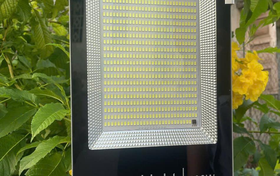 ĐÈN BÀN CHẢI 400W SÁNG TRẮNG