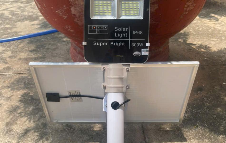 ĐÈN BÀN CHẢI 300W SÁNG TRẮNG