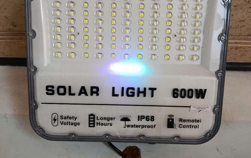ĐÈN PHA MẮT NGỌC 600W